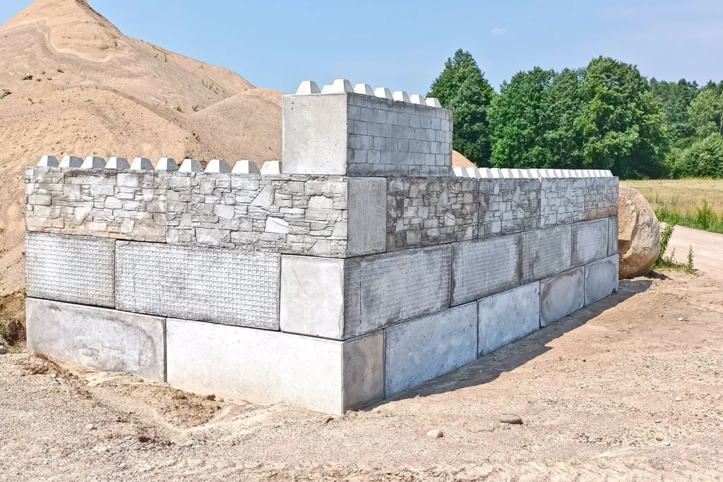 Murek z prefabrykowanych bloczków betonowych na placu budowy – element zabezpieczający i oporowy