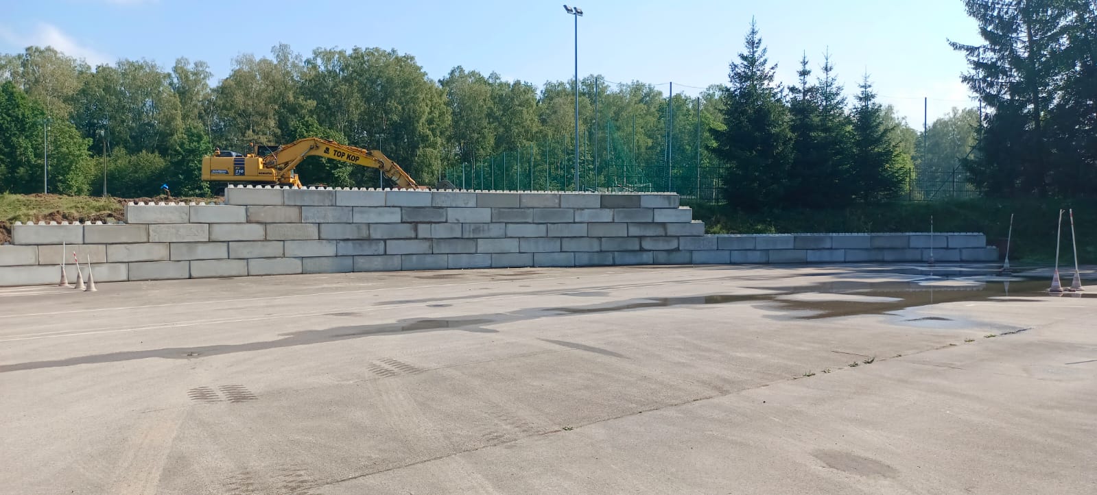 Mur oporowy z modułowych bloków betonowych – realizacja Beton Gołdap